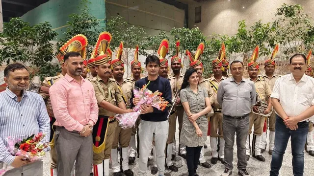 पैरा एशियन गेम्स में मेडल जीत भारत लौटे IAS सुहास एलवाई, लखनऊ एयरपोर्ट पर ढोल-नगाड़ों से हुआ भव्य स्वागत
