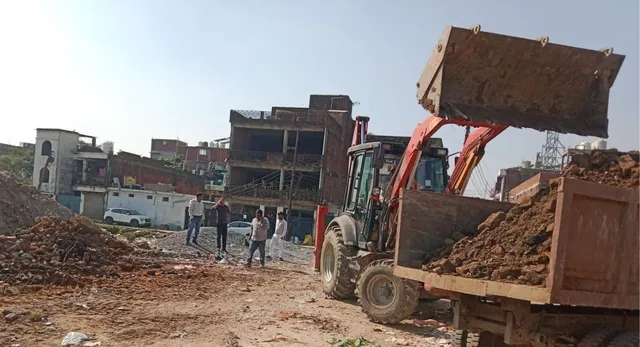 गोरखपुर के सुमेर सागर में उतरा निगम का बैकहो लोडर, हटाया 10 डंपर मलबा
