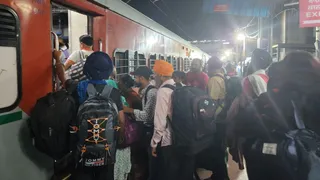 लुधियाना रेलवे स्टेशन पर उमड़ी भीड़।