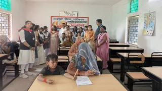 परीक्षा देने घूंघट ओढ़कर पहुंची महिला। (फोटो- जागरण)