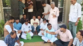 नर्मदा में मिले वोटर आईडी कार्ड लेकर थाने पहुंचे कांग्रेस नेता, धरने पर बैठे।