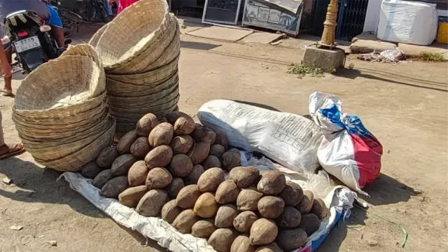 छठ पूजा की तैयारी में डूबा मधेपुरा बाजार, सूप-दौरा और नारियल की बिक्री तेज