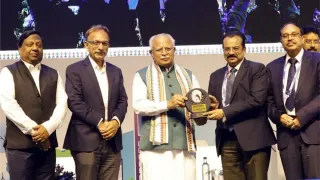 एनसीआरटीसी के प्रबंध निदेशक शलभ गोयल को पुरस्कार प्रदान करते केंद्रीय आवासन एवं शहरी कार्य मंत्री मनोहर लाल। सौजन्य : एनसीआरटीसी
