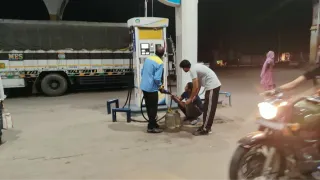 केन में खुलेआम दिया जा रहा है पेट्रोल। फोटो: जागरण