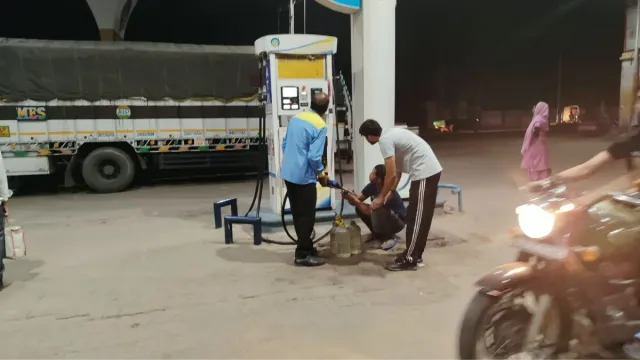 बगैर हेलमेट और बोतलों में बेचा जा रहा है पेट्रोल, नारनौल में सरेआम उड़ाई जा रहीं DC के आदेशों की धज्जियां
