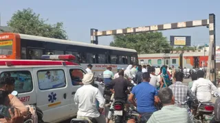 चंदौसी रेलवे क्रासिंग गेट संख्या 34बी पर लगे जाम में फंसे लोग। जागरण