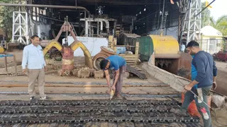 हसनपुर चीनी मिल में पेराई सत्र के शुभारंभ से पहले मरम्मत करते मैकेनिक। जागरण