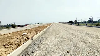 बरेली-बदायूं हाईवे पर चल रहा चौड़ीकरण का कार्य। जागरण आर्काइव