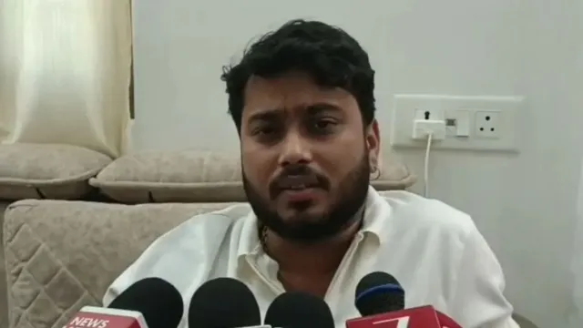 बिहार में भोजपुरी सिंगर अभिषेक सिंह की स्कॉर्पियो पर ताबड़तोड़ फायरिंग, गाड़ी में तोड़फोड़