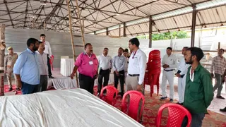 मंडी समिति में मतगणना को लेकर तैयारियों का जायजा लेते डीएम मनीष बंसल।