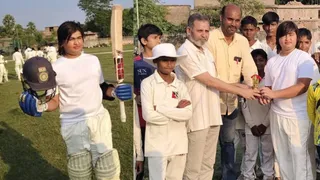 नाबाद शतक जड़ने के बाद और पुरस्कार लेते आशीर्वाद सूर्यवंशी। सौ-इंटरनेट मीडिया