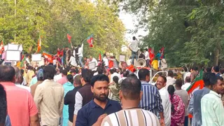 कांग्रेस कार्यालय का घेराव करने निकले भाजपा कार्यकर्ताओं को पुलिस ने बैरिकेडिंग कर रोका।