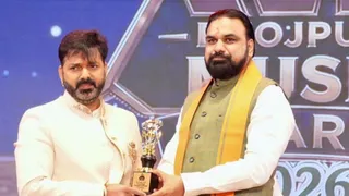 पवन सिंह को अवार्ड देते सीएम सम्राट चौधरी। (सोशल मीडिया)