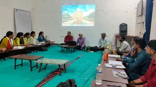मधेपुरा में जीविका कर्मियों को डिजिटल मीडिया और रिपोर्टिंग का प्रशिक्षण देते अधिकारी।