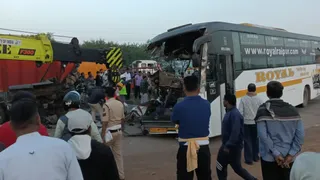 रायपुर-बिलासपुर हाईवे पर खड़े ट्रक से टकराई बस।