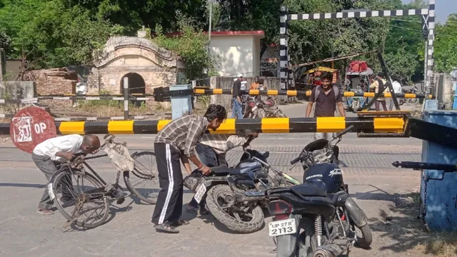 बंद रेलवे क्रासिंग पर मौत से खेल! 10 सेकेंड की जल्दबाजी पड़ रही भारी, आरपीएफ की लापरवाही से बढ़ रहे हादसे