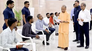 मुख्यमंत्री योगी आदित्यनाथ ने अपने सरकारी आवास पांच कालिदास मार्ग पर आयोजित जनता दर्शन में लोगों की समस्याएं सुनीं