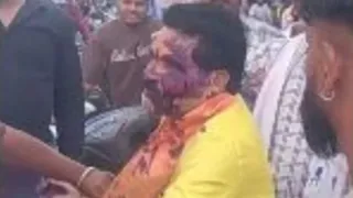 हिंदू उत्सव समिति अध्यक्ष चंद्रशेखर तिवारी के चेहरे पर पोती स्याही। (वीडियो ग्रैब)