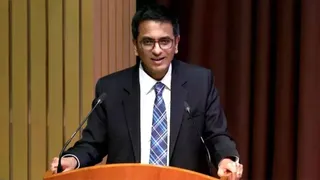 हर कोई लोकतंत्र की हर संस्था को गिराना चाहता है।