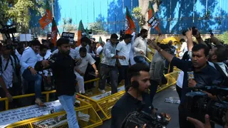 प्रधानमंत्री मोदी को अपशब्द कहने पर राजाजी मार्ग स्थित कांग्रेस अध्यक्ष मल्लिकार्जुन खरगे के आवास के समीप प्रदर्शन करते भाजपा कार्यकर्ता। इसमें दिल्ली भाजपा अध्यक्ष हर्ष मल्होत्रा भी हुए शामिल। हरीश कुमार