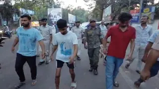 धनबाद कोर्ट परिसर में अभिजीत हत्याकांड के तीन आरोपियों की पुलिस ने कराई पैदल परेड। (फोटोः अमित सिन्हा)