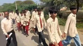 एकलव्य स्कूल के छात्र पैदल मार्च करते हुए कलेक्ट्रेट पहुंचे।