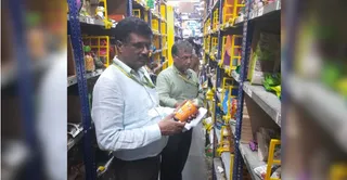 माल रोड में ब्लिंक कामर्स के स्टोर का निरीक्षण करते खाद्य विभाग के अधिकारी। सौ. खाद्य विभाग