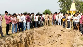 सवायजपुर में औद्याेगिक कॉरिडोर का कार्य रुकवाए किसानों को समझाती पुलिस। जागरण
