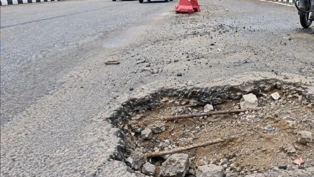 NHAI की बड़ी लापरवाही: हीरो होंडा चौक फ्लाईओवर से गिर रहा कंक्रीट, दिखने लगे सरिये