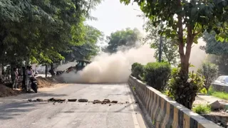 इंदिरापुरम में गैस पाइपलाइन क्षतिग्रस्त, दैनिक जागरण।