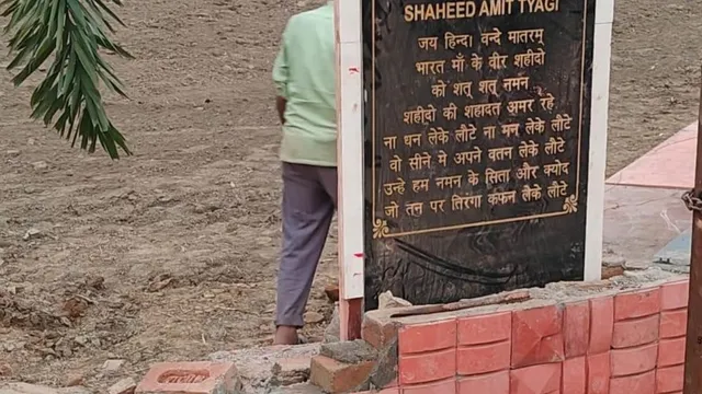 शहीद की याद में बने स्मारक को तोड़ने पर छलका परिवार का दर्द, कार्रवाई की तैयारी में जुटी हापुड़ पुलिस
