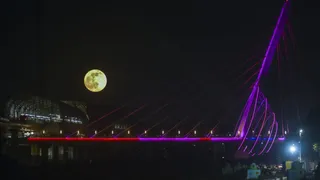 शरद पूर्णिमा पर चंद्रमा का अलग रूप। (फोटो- पीटीआई।)