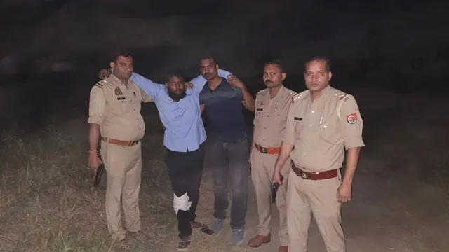 जेवर में मुठभेड़ के बाद 25 हजार का इनामी बदमाश शान मोहम्मद गिरफ्तार, पैर में गोली लगने से घायल

