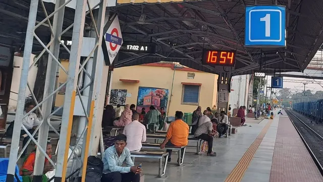 झाझा-जसीडीह रेलखंड पर लगातार दूसरे दिन ट्रेनों की रफ्तार पर ब्रेक, 75 मिनट के ब्लॉक से यात्री परेशान
