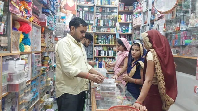 करवा चौथ 2026: त्योहार ने सुस्त बाजारों को दी रौनक, 16 श्रृंगार की खरीदारी में जुटीं महिलाएं
