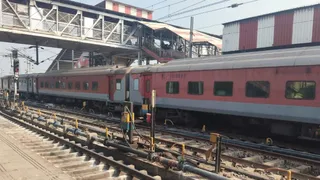 लखनऊ-एलटीटी एसी एक्सप्रेस 23:30 घंटे की देरी से लखनऊ से हो सकी रवाना। जागरण