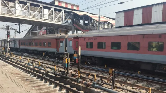 Indian Railways: लखनऊ आ रही ट्रेनों की लेट लतीफी जारी, 24 घंटे की देरी से आयी एलटीटी-लखनऊ एसी एक्सप्रेस