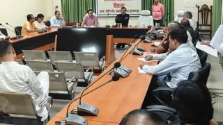 मतगणना को लेकर बैठक करते प्रमंडलीय आयुक्त। पीआरडी