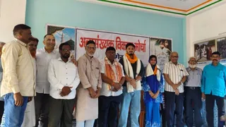 Munger NEET PG Topper: मुंगेर के हाजी सुभान में आयोजित सम्मान समारोह में नीट सफल छात्रा फैजा आफरीन और पीजी नीट में चयनित मु. मुजफ्फर अली को चांदी की कलम देकर सम्मानित करते अतिथि।