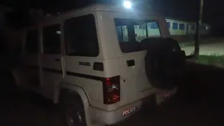 मधुबनी जिले के बासोपट्टी में पथराव के दौरान क्षतिग्रस्त वाहन।