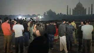 मेहताब बाग से ताजमहल पर चमकी देखने के लिए जुटे लोग।