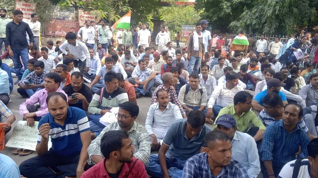TGT-PGT भर्ती को लेकर अभ्यर्थियों का शिक्षा निदेशालय में धरना शुरू, पुरानी नियमावली की कर रहे मांग