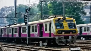 मुंबई में लोकल ट्रेन की रफ्तार पर लगा ब्रेक।