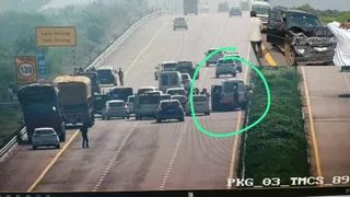 राहुल गांधी के काफिले की गाड़ियां पूर्वांचल एक्सप्रेसवे पर आपस में टकरा गईं।