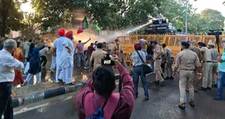 स्थिति को नियंत्रित करने के लिए पुलिस ने वाॅटर कैनन का इस्तेमाल किया।