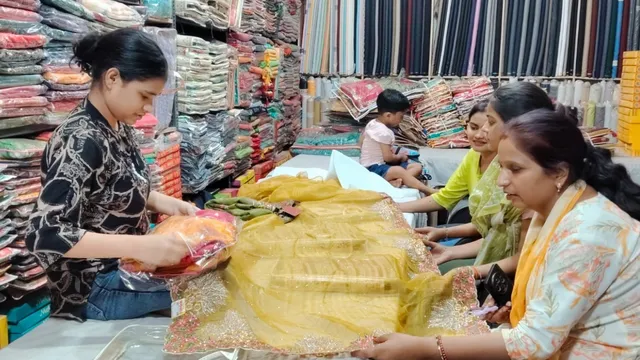 बाजारों में करवा चौथ की रौनक, कन्नौज में डोला सिल्क और गोटा-पत्ती साड़ियों का बढ़ा क्रेज
