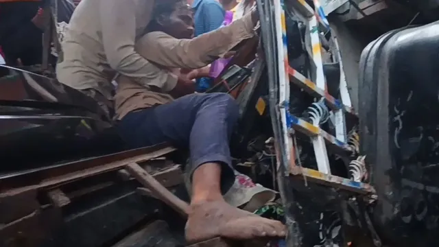 पश्चिम चंपारण में दो ट्रकों के बीच फंसा टेंपो, डेढ़ घंटे तक जिंदगी और मौत से जूझता रहा चालक