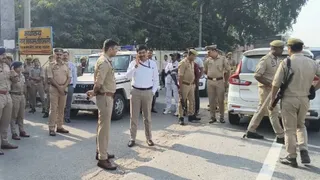 मतदान केंद्र पर पहुंचे डीएम मनीष बंसल।