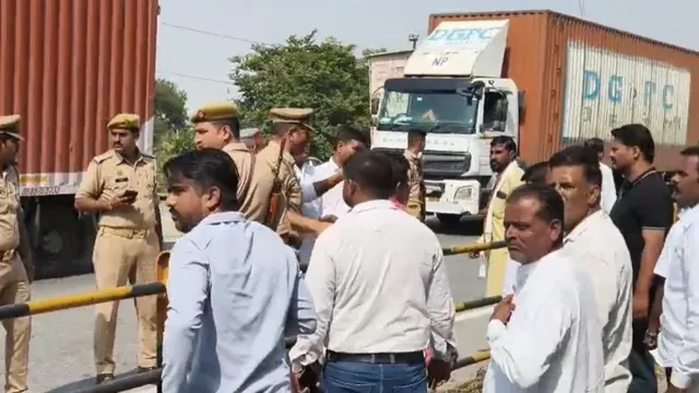 यूपी एमएलसी चुनाव: दोबारा मतदान में सपा-भाजपा कार्यकर्ता भिड़े, आगरा पुलिस ने संभाला मोर्चा