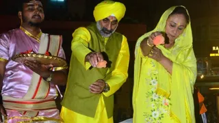 मां गंगा अपनी पत्नी संग अभिषेक करते वायुसेना प्रमुख एयर चीफ मार्शल अमरप्रीत सिंह